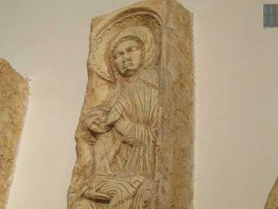L�elemento pi� caratteristico � per� la Madonna a seno nudo sullo stipite, particolarit� che ricorda molto le iconografie orientali